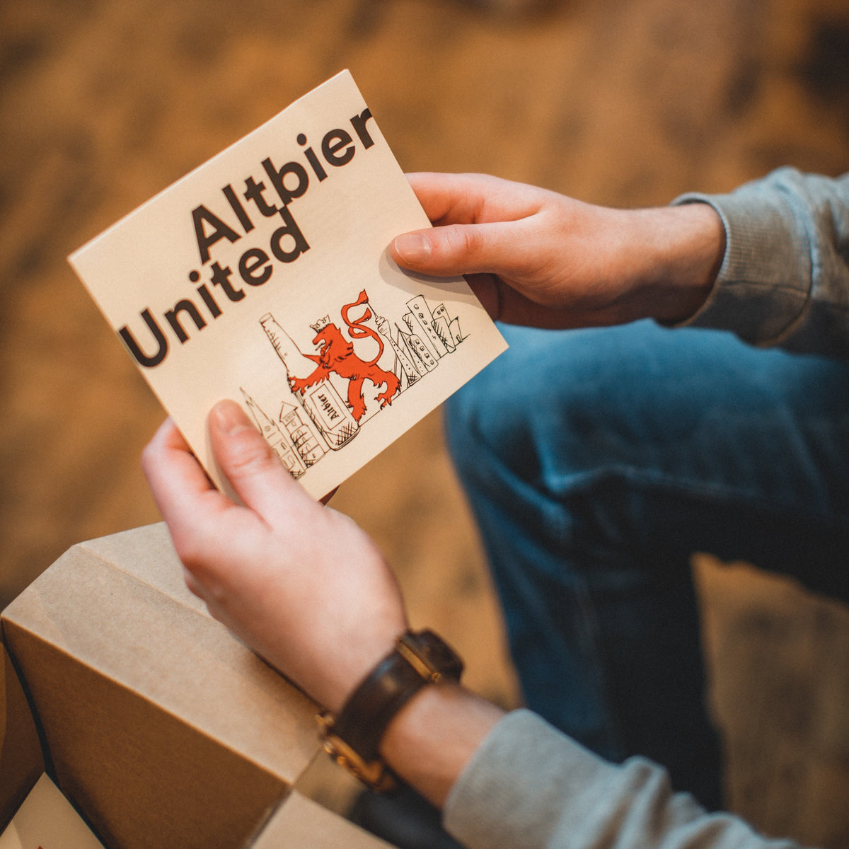 In der Altbier United Geschenkbox findest du ein Booklet, in dem die fünf Düsseldorfer Altbiere von einem Biersommelier beschrieben sind.