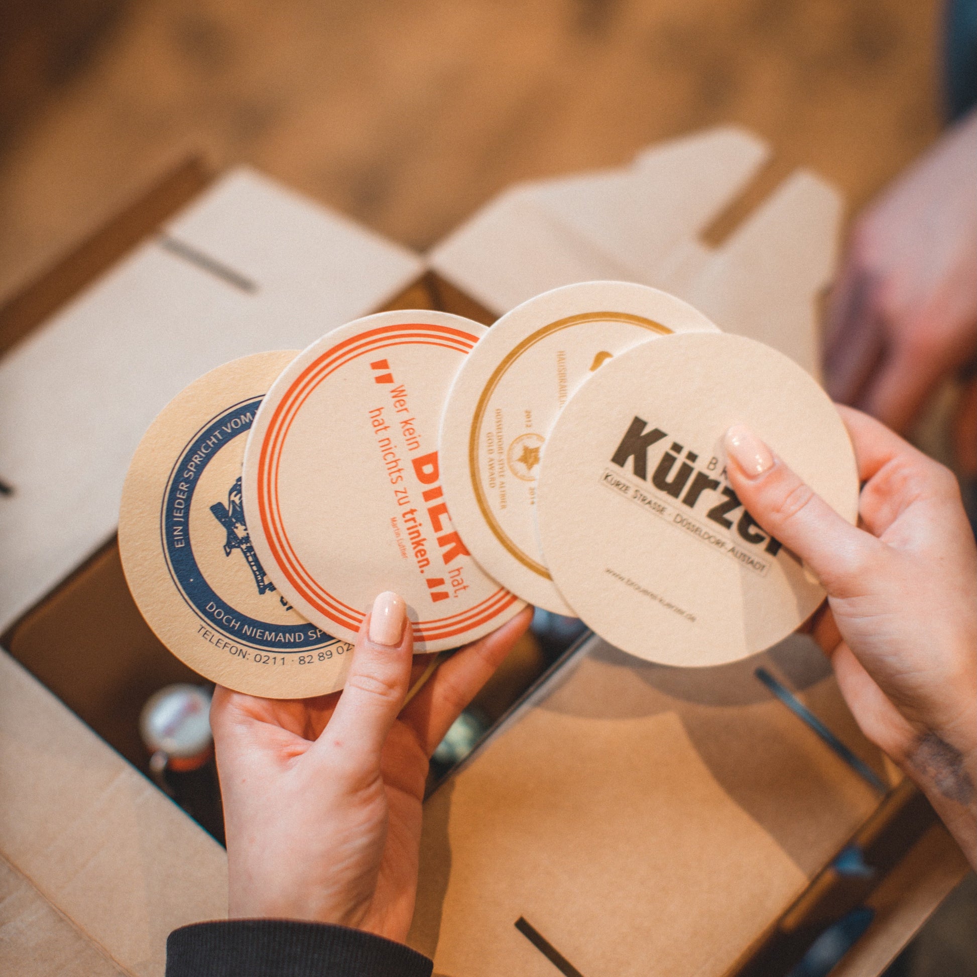 Die perfekte Geschenkidee für Bierliebhaber, Bierdeckelsammler, Altbierfans. Ob zum Geburtstag, zu Weihnachten oder als kleine Aufmerksamkeit - über dieses Biergeschenk freut sich jeder.