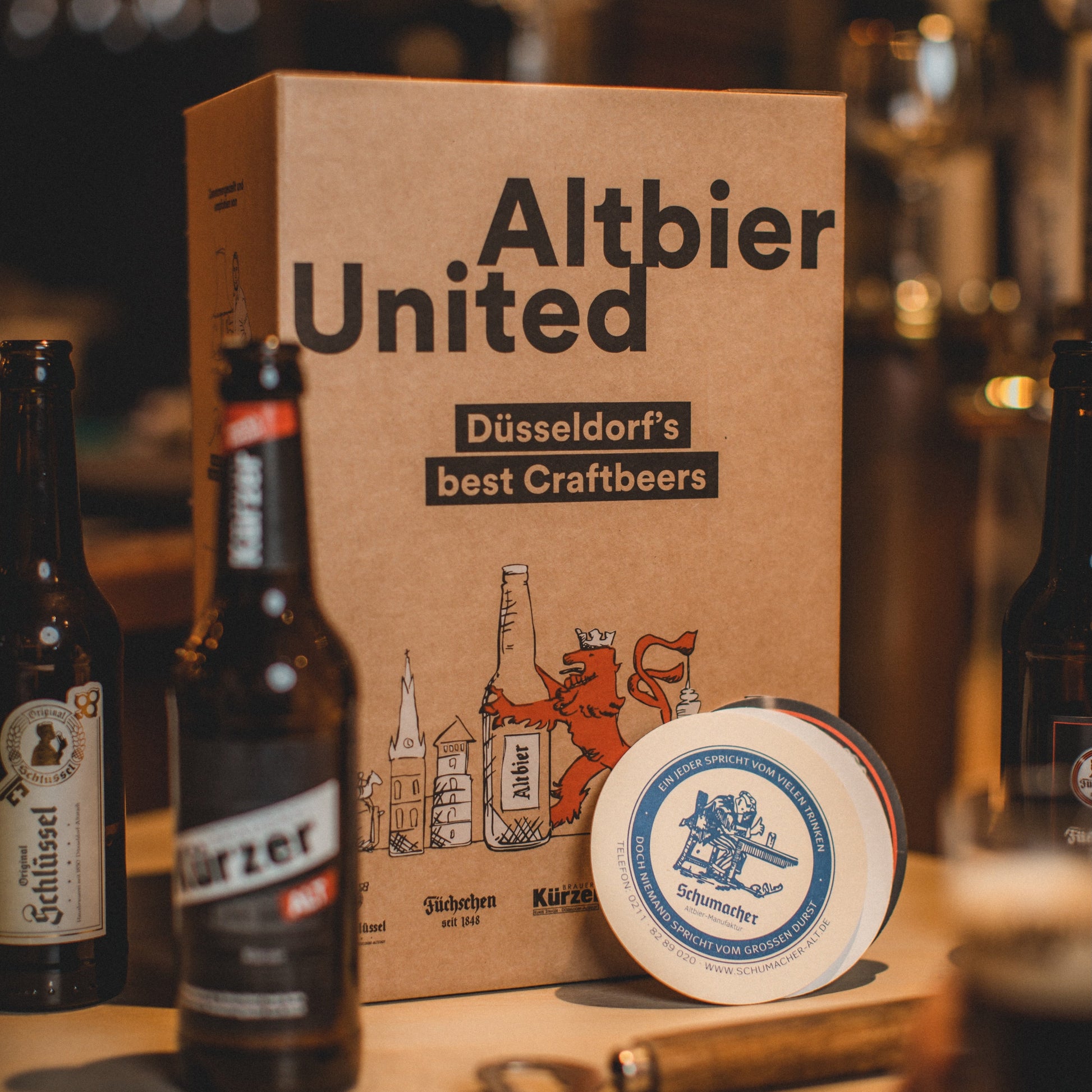 Das perfekte Geschenk für Bierliebhaber. Biergeschenk mit 5 verschiedenen Düsseldorfer Altbieren, einem Altbierglas, passenden Bierdeckeln und einer Verkostungsbeschreibung.