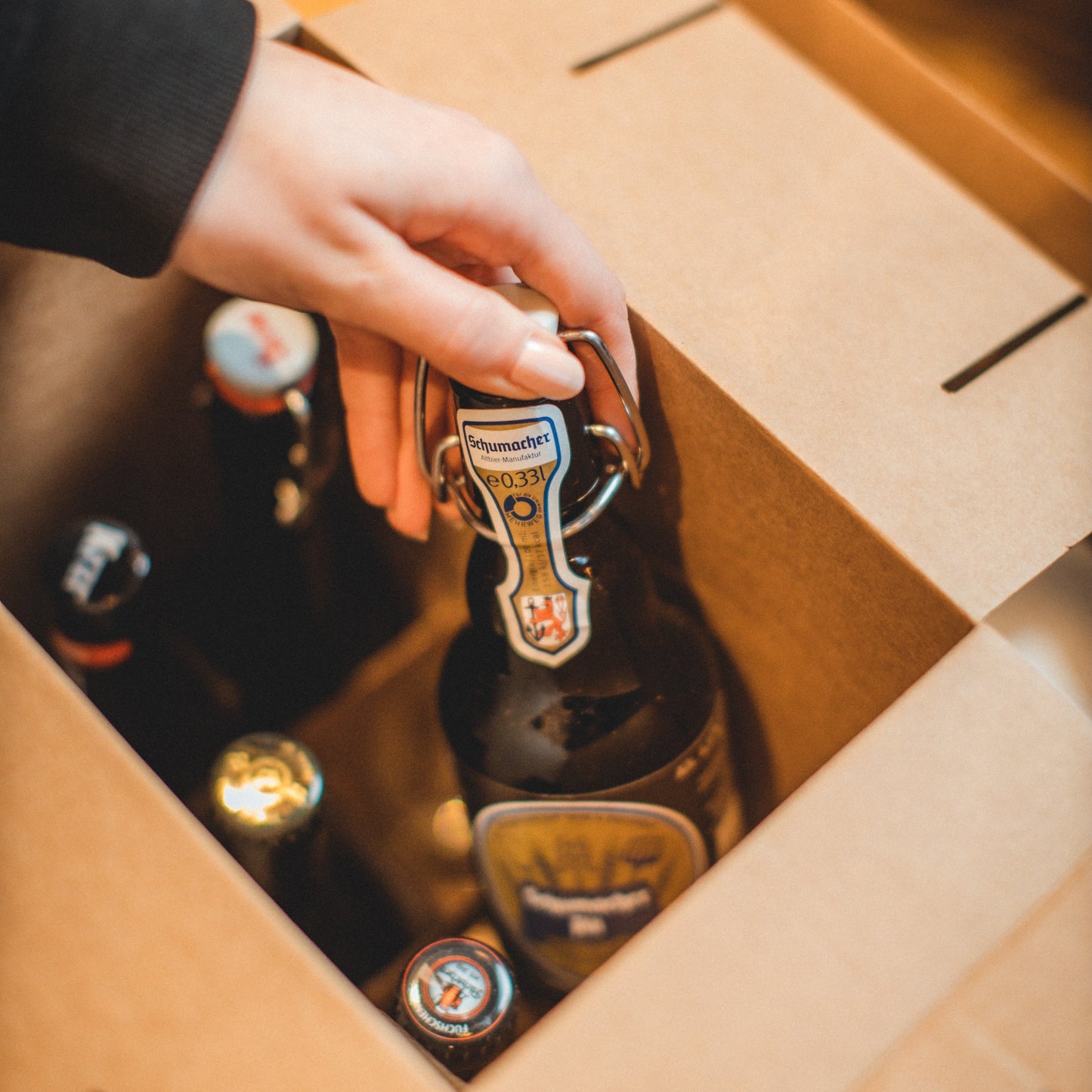 Die Altbier United Geschenkbox ist das perfekte Geschenk für Bierliebhaber. Entdecke die Vielfalt der Düsseldorfer Bierkultur in einer spannenden Box!