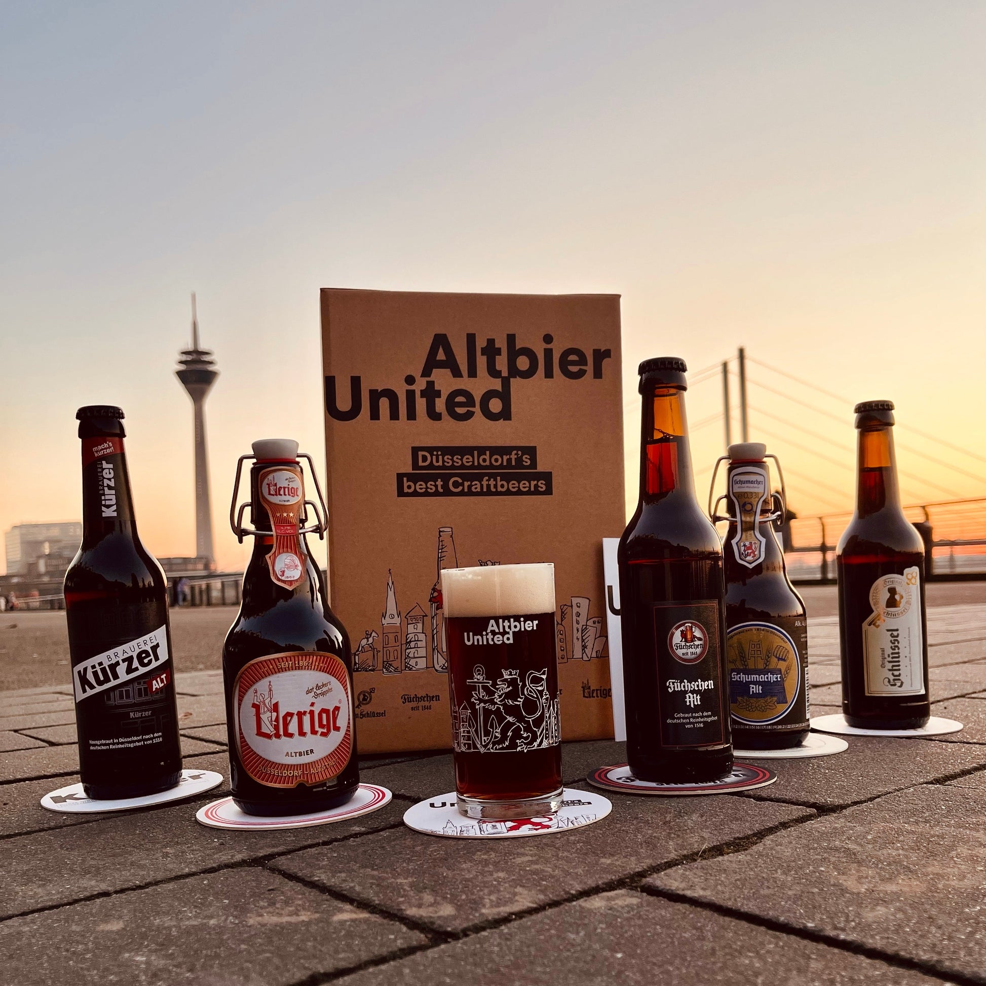 Das Altbier United Geschenkbox – die ultimative Auswahl der 5 traditionellen Düsseldorfer Hausbrauereien. Inklusive stilvollem Altbierglas & exklusiver Verkostungsbeschreibung vom Biersommelier. Perfekt für Genießer und Düsseldorf-Fans. Das perfekte Geschenk für Bierliebhaber.