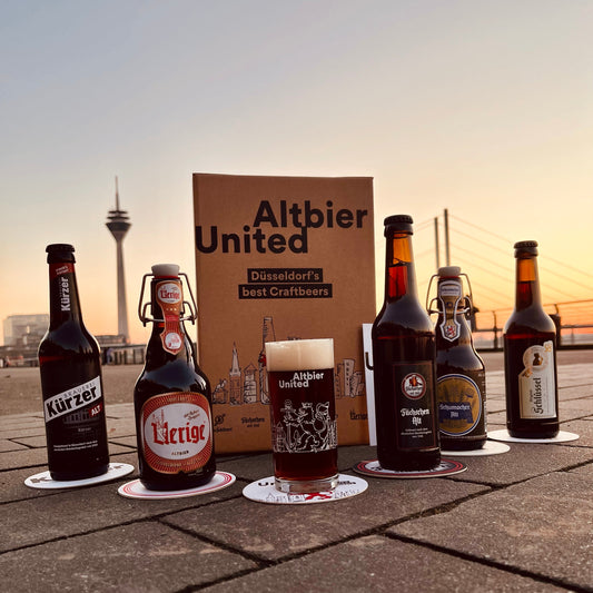 Das Altbier United Geschenkbox – die ultimative Auswahl der 5 traditionellen Düsseldorfer Hausbrauereien. Inklusive stilvollem Altbierglas & exklusiver Verkostungsbeschreibung vom Biersommelier. Perfekt für Genießer und Düsseldorf-Fans. Das perfekte Geschenk für Bierliebhaber.