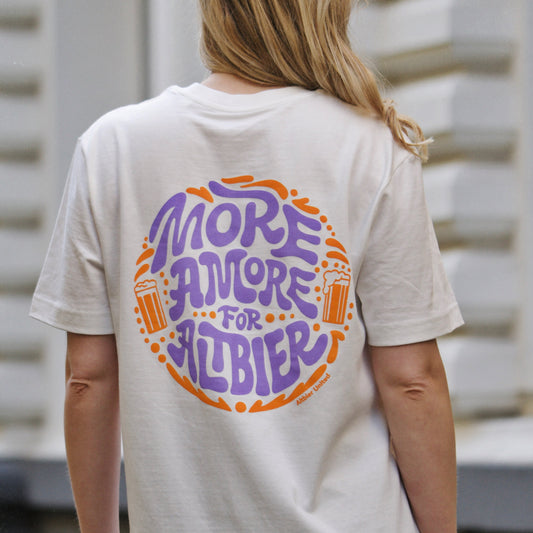 Unisex T-Shirt „More Amore for Altbier“ – stylisches Statement-Piece für Fans von Düsseldorfer Braukultur und modernem Design. Lässiger Schnitt, Moderner Backprint.