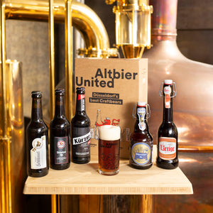 Das Altbier United Craftbeer-Paket – die ultimative Auswahl der 5 traditionellen Düsseldorfer Hausbrauereien. Inklusive stilvollem Altbierglas & exklusiver Verkostungsbeschreibung vom Biersommelier. Perfekt für Genießer & Düsseldorf-Fans